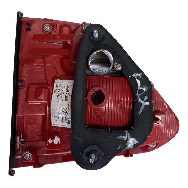Lanterna Tampa Traseira Esquerda Volkswagen Fox 2015 Esquerdo/motorista Vermelho