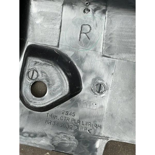 Acabamento Inferior Coluna Direita Pajero Tr4 2015 Mr346032