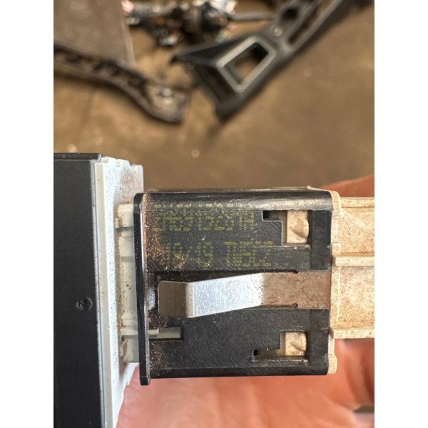 Botão Sensor Sonoro Estacionamento Vw Amarok 2021 Original